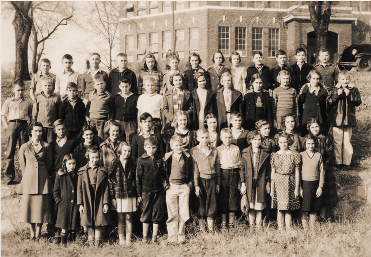 Bearden Grammar School, 1937. Last graduating class of sixth and seventh graders. Courtesy of McClung Historical Collection.