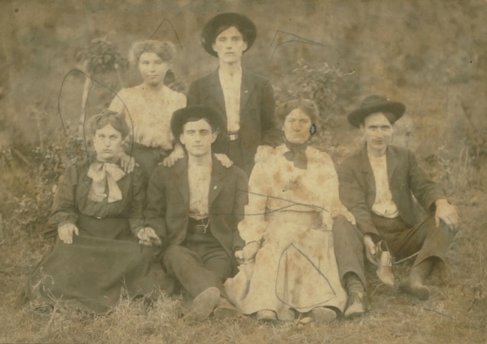 Green Lee Hill (upper center) and his siblings. Upper Left, Ella, Front row: Dell, Jeff, Cindy, and Decatur (note the shoe off). (Gerald R. North)